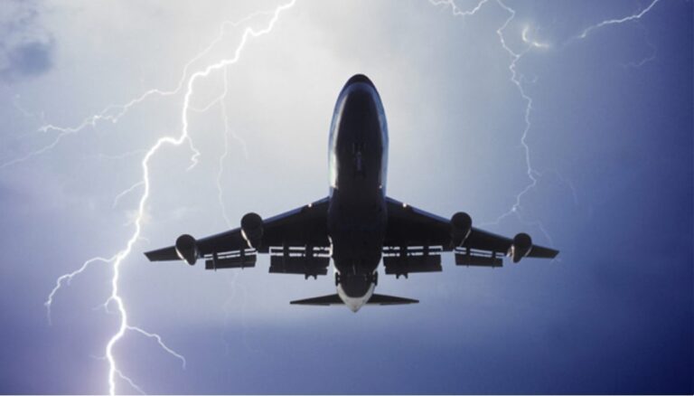 Πτήση σαν εφιάλτης: Κεραυνός χτύπησε αεροπλάνο – Τραυματίες και ουρλιαχτά παντού (φωτο+video)