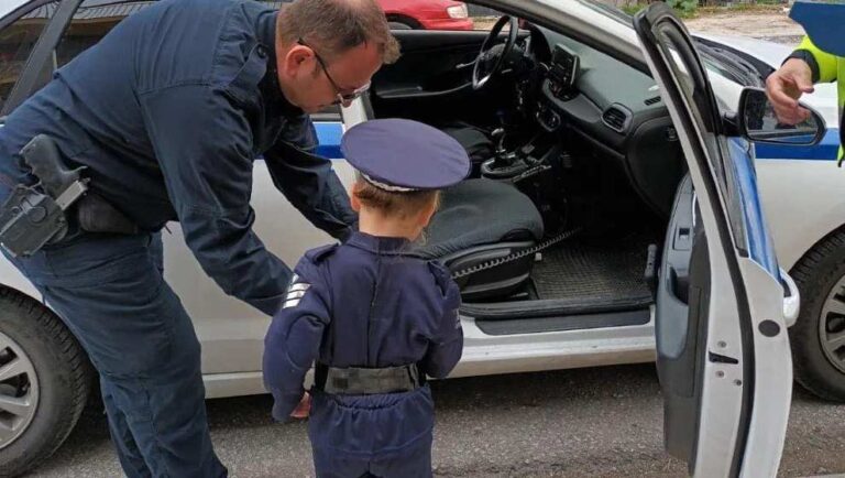 Τροχαία Σερρών: Η πιο γλυκιά έκπληξη σε παιδικό σταθμό- Νήπιο τους περίμενε φορώντας στολή αστυνομικού