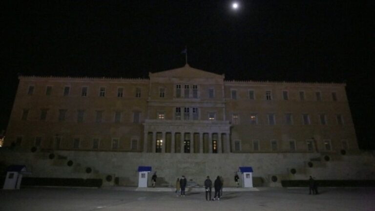 «Ώρα της Γης»: Έσβησαν τα φώτα της Βουλής