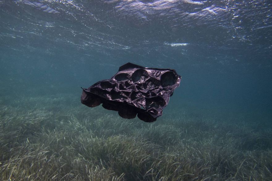 Πλαστικό απόρριμμα διακρίνεται στη θάλασσα κοντά στη περιοχή Πλατύ Λήμνου, 8.8.2022.