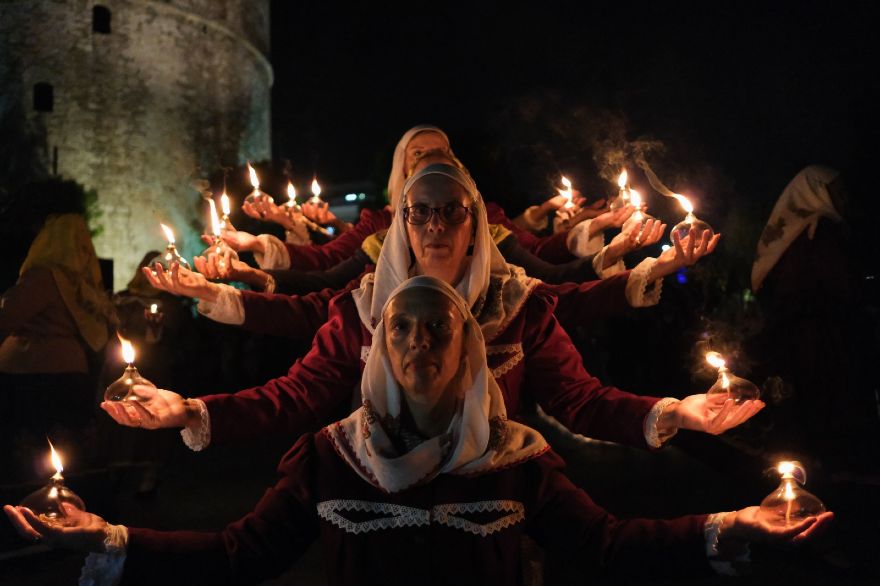 Φωτιές της Σμύρνης. Χορεύτριες σχηματίζουν σταυρό ενώ χορεύουν παραδοσιακό σμυρνέικο χορό  για τα 100 χρόνια από την Μικρασιατική καταστροφή, 1.9.2022