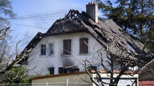 Ελβετία: Πέντε μέλη μιας οικογένειας βρέθηκαν νεκρά από σφαίρα μέσα στο καμένο σπίτι τους