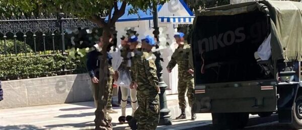 Προεδρική φρουρά: Εύζωνας λιποθύμησε στην σκοπιά
