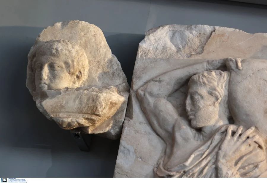 Συγκίνηση στο Μουσείο Ακρόπολης: Επανενώθηκαν τα τα τρία παρθενώνεια θραύσματα από τα Μουσεία του Βατικανού