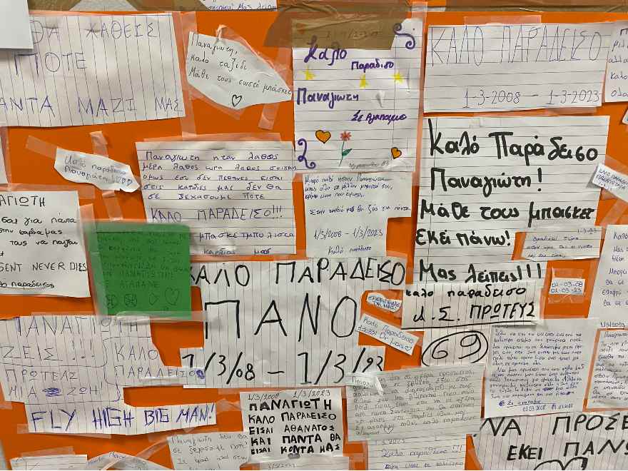 Θεσσαλονίκη: "Ποτέ δεν φεύγουν τα νεκρά παιδια απ’τα σπίτια τους" -Μηνύματα για τον 15χρονο Παναγιώτη, το μικρότερο θύμα στα Τέμπη