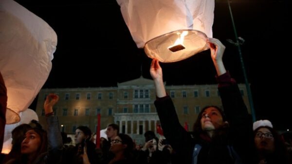 Συγκέντρωση ΚΝΕ: «Έχε το νου σου στο παιδί», φαναράκια στον ουρανό για τους νεκρούς στα Τέμπη