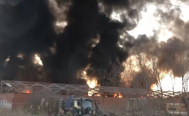Θεσσαλονίκη: Στις φλόγες εγκαταλελειμμένο εργοστάσιο στη Σίνδο – Δείτε βίντεο