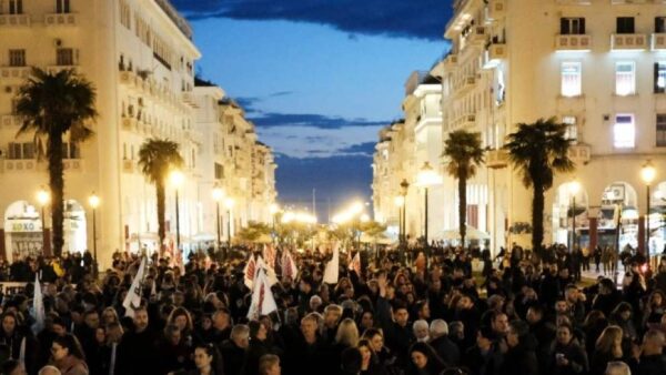 Θεσσαλονίκη: Επεισόδια σε διαδήλωση με αφορμή το σιδηροδρομικό δυστύχημα των Τεμπών