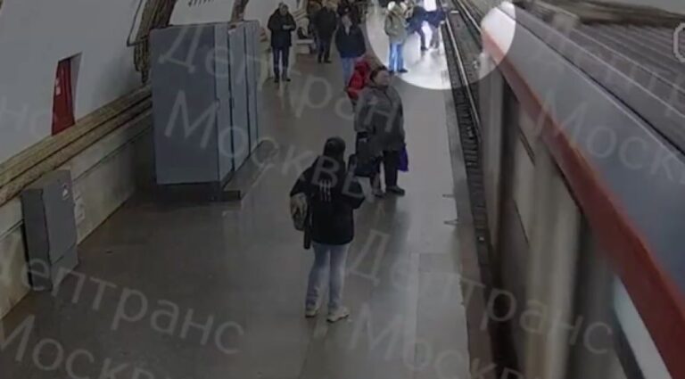 Ρωσία: Κάμερα ασφαλείας καταγραφεί άνδρα να σπρώχνει νεαρό στις ράγες του μετρό