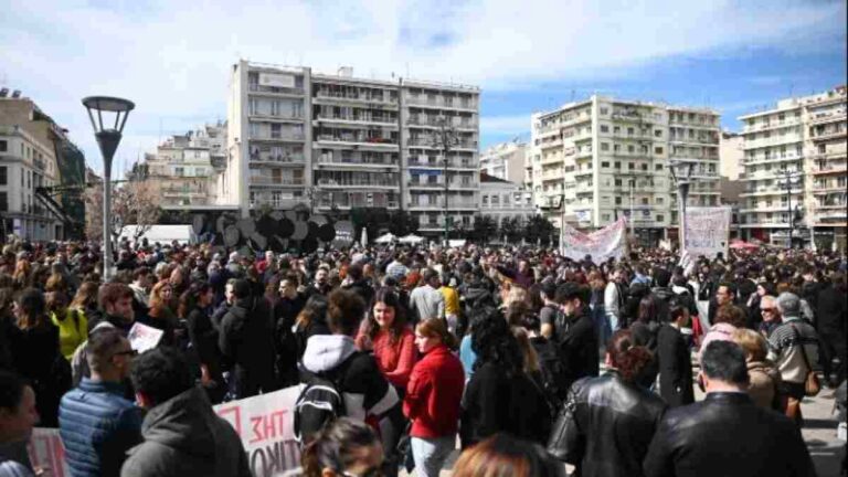 Πάτρα: Μεγάλη σε όγκο η συγκέντρωση διαμαρτυρίας και πορεία για το πολύνεκρο σιδηροδρομικό δυστύχημα στα Τέμπη