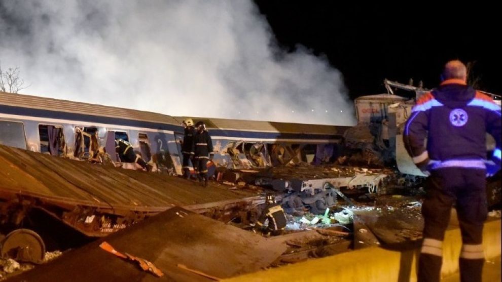 Σύγκρουση τρένων στα Τέμπη: Τουλάχιστον 36 νεκροί & 130 τραυματίες – Αναζητούν επιβάτες στα συντρίμμια