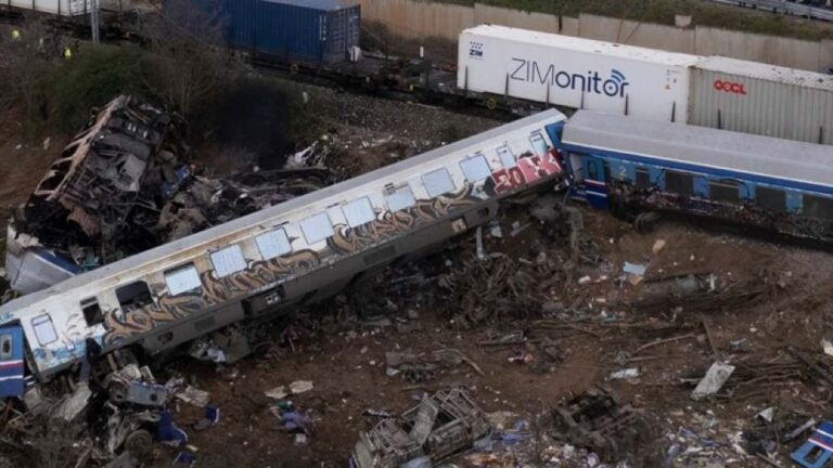 Τραγωδία στα Τέμπη: 32 νεκροί, 53 νοσηλεύονται από τη σύγκρουση τρένων- Tι λένε διασωθέντες