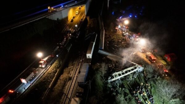 Σύγκρουση τρένων στα Τέμπη: Τουλάχιστον 36 νεκροί & 130 τραυματίες – Αναζητούν επιβάτες στα συντρίμμια