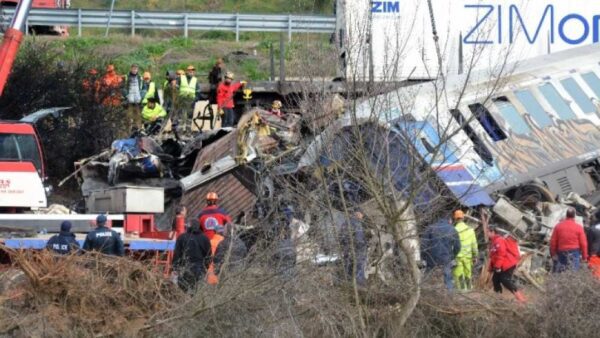 Τραγωδία στα Τέμπη: Συνεχίζεται η αναζήτηση για δυο αγνοούμενους