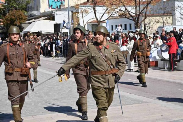 Εντυπωσίασε τους Σερραίους η παρέλαση της Ομάδας Ιστορικής Αναβίωσης «Γ. Δουράτσος Διοικητής Ρούπελ»