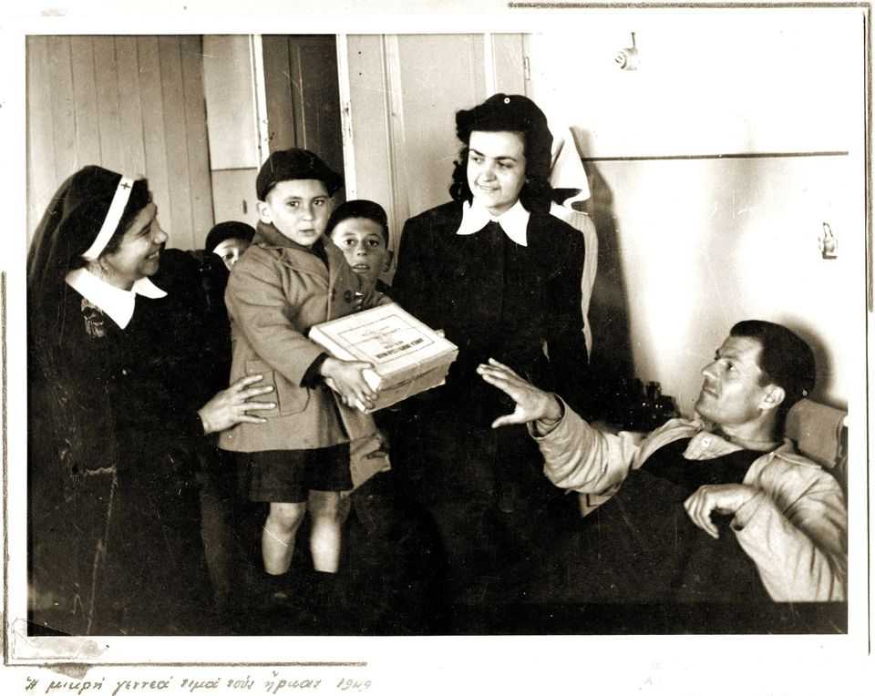 25 ΜΑΡΤΙΟΥ 1949: Το πιο μικρό Λυκόπουλο στα Σέρρας δίνει "δέμα αγάπης" σε τραυματία 