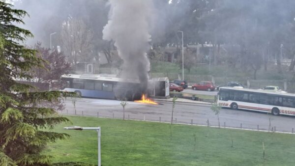 Θεσσαλονίκη: Κάηκε ολοσχερώς αστικό λεωφορείο -φωτο