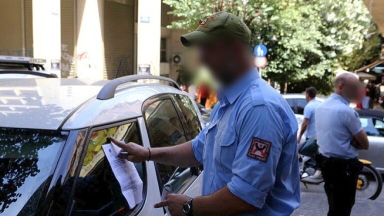 Θεσσαλονίκη:  Χτύπησε με το αυτοκίνητο δημοτικό αστυνομικό και έβρισε άλλους δύο επειδή του έκοψαν κλήση για παρκάρισμα!