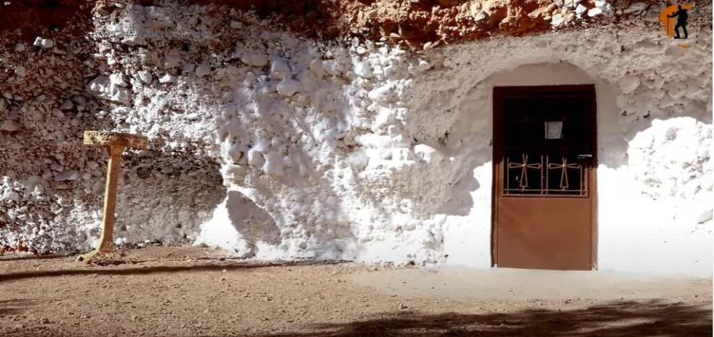 Δολίνες Σπηλιές: Οι μυστηριώδης γιγάντιες τρύπες που κρύβουν δυο εκκλησάκια μέσα τους