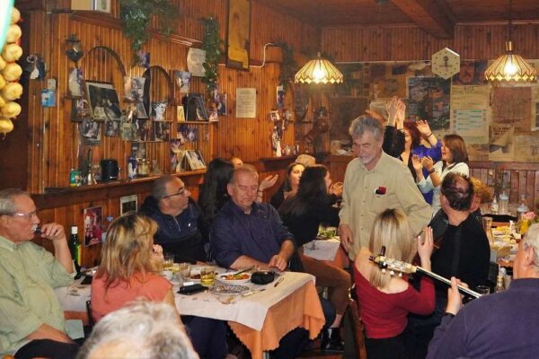 Θεσσαλονίκη: Η «Δόμνα», η ιστορική ταβέρνα της Άνω Πόλης, ογδοντάρισε μα δεν γέρασε!