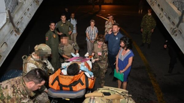 Έφτασαν στην Ελευσίνα οι 17 Έλληνες από το Σουδάν