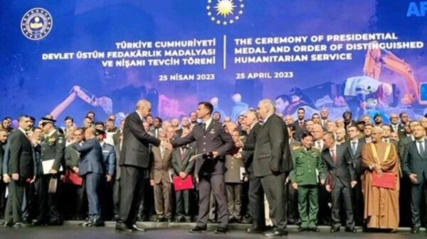 Ο Ερντογάν βράβευσε τον Έλληνα πρέσβη και την ΕΜΑΚ-ΕΚΑΒ για τη βοήθεια μετά τους σεισμούς