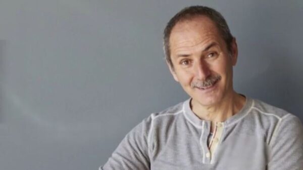 Πολ Ευμορφίδης: Ποιος είναι ο εκκεντρικός Mr. Coco Mat που κατεβαίνει στις εκλογές