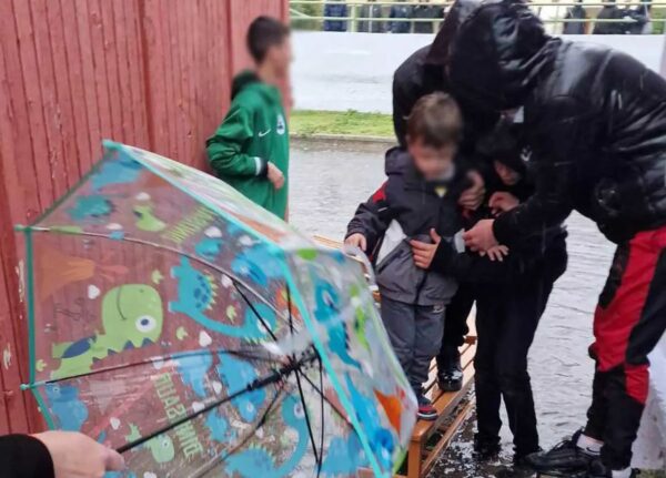 Τρίκαλα: Πλημμύρισε νηπιαγωγείο - Έφτιαξαν αυτοσχέδια γέφυρα με καθίσματα για να βγουν τα παιδιά