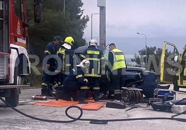 Καβάλα: Εγκλωβισμένη οδηγός επιβατικού σε τροχαίο ατύχημα στον Μπάτη -φωτογραφίες