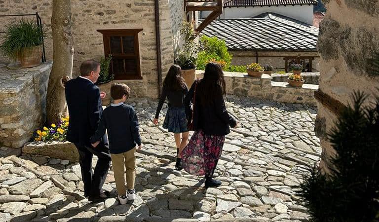Στην Ιερά Μονή Τιμίου Προδρόμου ο Κώστας Καραμανλής με την σύζυγο και τα παιδιά του -Δείτε φωτογραφίες