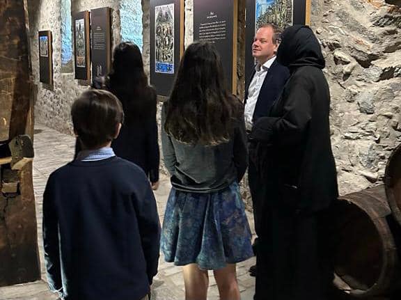 Στην Ιερά Μονή Τιμίου Προδρόμου ο Κώστας Καραμανλής με την σύζυγο και τα παιδιά του -Δείτε φωτογραφίες