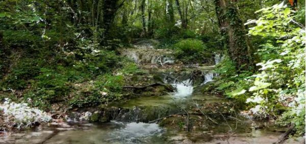 Καταρράκτες Σκρα- Η κρυφή γαλάζια λίμνη της Ελλάδας- Παραδείσια ομορφιά μέσα στο πυκνό δάσος