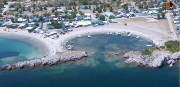 Παραλία Χρουσώ στην Χαλκιδική: Πεντακάθαρα νερά, καταπράσινη φύση & τα πιο διάσημα beach bars της Κασσάνδρας