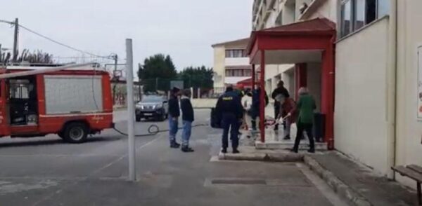 Φωτιά στο ισόγειο του 3ου ΓΕΛ Κοζάνης - Bγήκαν έξω οι μαθητές