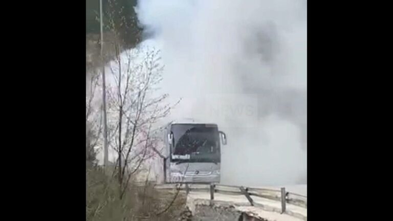 Πλάνα από το φλεγόμενο λεωφορείο που μετέφερε μαθητές από τη Θεσσαλονίκη– Βίντεο ντοκουμέντο