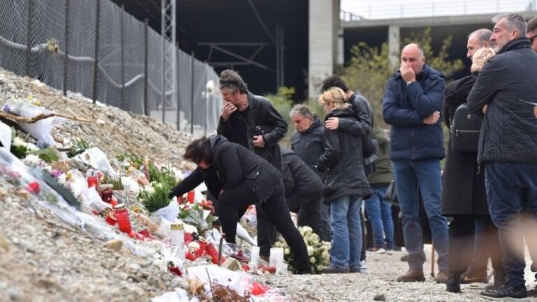 Μνημόσυνο για τους νεκρούς του σιδηροδρομικού δυστυχήματος στα Τέμπη