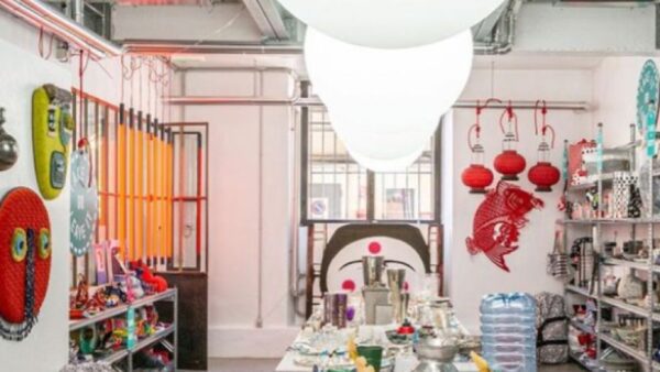 Έκθεση στην οποία η Paola Navone δίνει στο κοινό αντικείμενα της συλλογής της