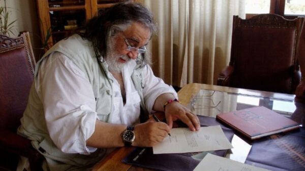 Στον Βαγγέλη Παπαθανασίου αφιερώνεται το Δημοτικό Θέατρο Βόλου