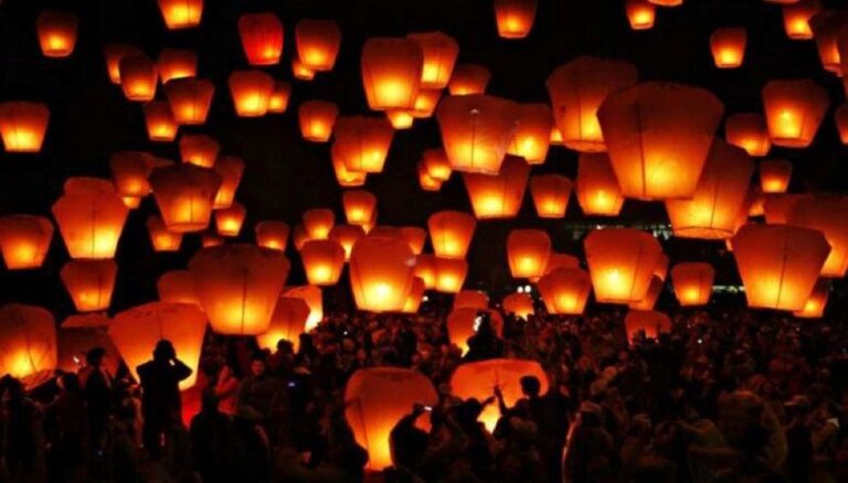 Λεωνίδιο: Το φαντασμαγορικό έθιμο της Ανάστασης - Τα 600 φωτισμένα αερόστατα στον ουρανό