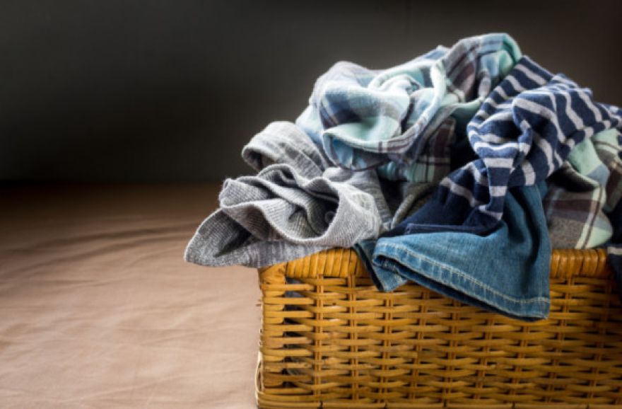 Μύθος ή πραγματικότητα: Λευκά και σκούρα ρούχα δεν μπαίνουν μαζί στο πλυντήριο