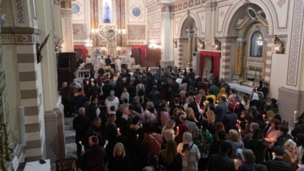 Με λαμπρότητα η Ανάσταση στον ιστορικό ναό της Παναγίας, στη Σμύρνη
