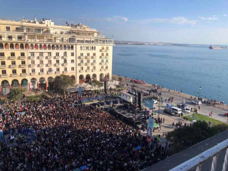 Θεσσλονίκη: “Πλημμύρισε” από κόσμο η πλατεία Αριστοτέλους για τη συναυλία για το νερό