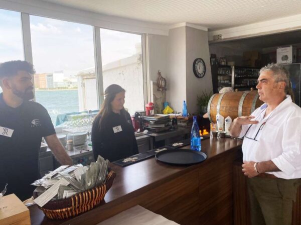 Θεσσαλονίκη: Ταβέρνα απασχολεί βαρήκοους και κωφούς ως σερβιτόρους και μάγειρες