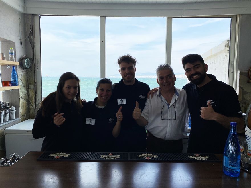 Θεσσαλονίκη: Ταβέρνα απασχολεί βαρήκοους και κωφούς ως σερβιτόρους και μάγειρες