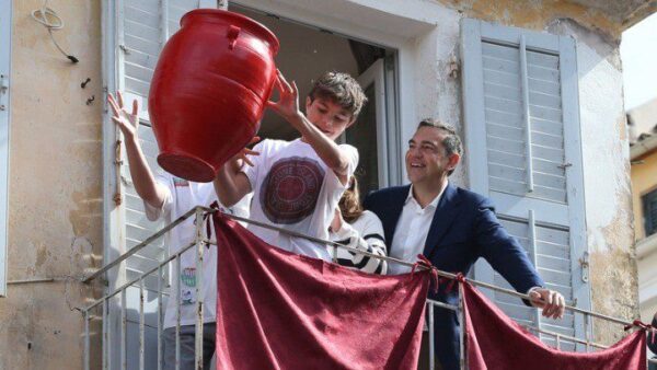 Το έθιμο του σπασίματος των μπότηδων τήρησε ο Αλ. Τσίπρας