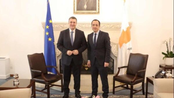 Συνάντηση του Απόστολου Τζιτζικώστα