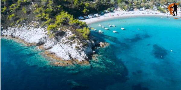 Δείτε βίντεο: Παραλία Αρμενιστής Χαλκιδική- Λευκή άμμος και πεντακάθαρα γαλαζοπράσινα νερά