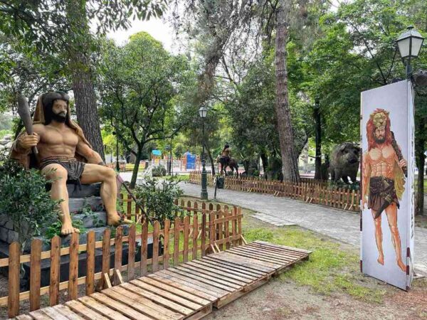 Κατερίνη: Οι 12 Άθλοι του Ηρακλή «ζωντανεύουν» στο δημοτικό πάρκο της πόλης - Δείτε φωτο