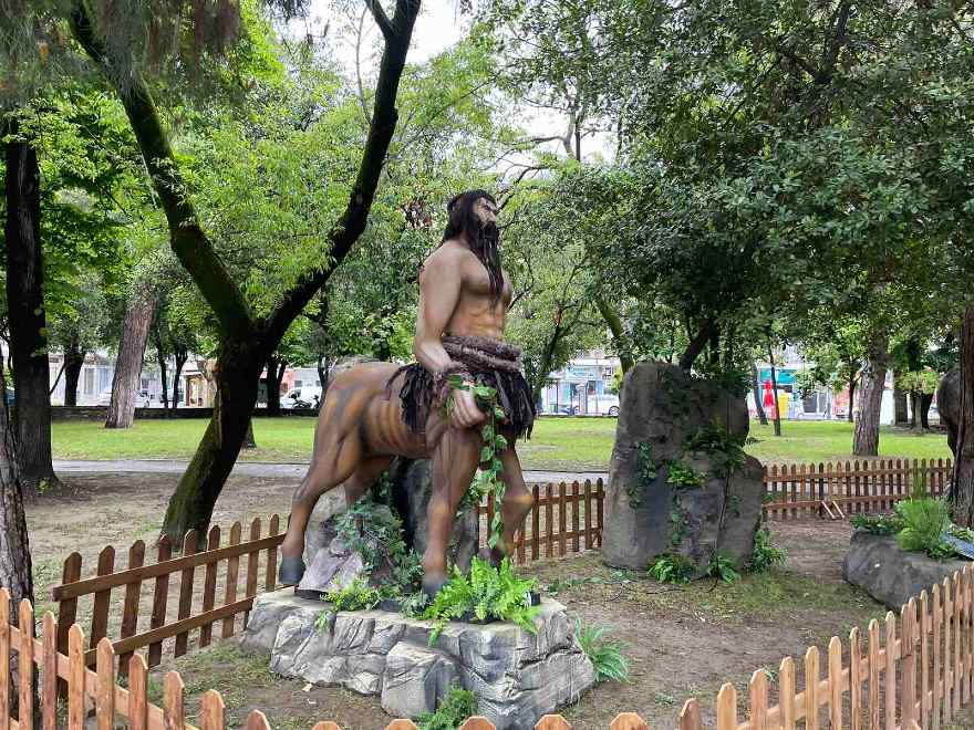 Κατερίνη: Οι 12 Άθλοι του Ηρακλή «ζωντανεύουν» στο δημοτικό πάρκο της πόλης - Δείτε φωτο