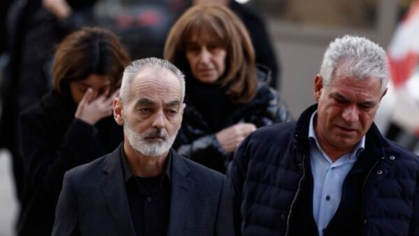 Ξέσπασε η μητέρα του Άλκη: «Το δικό μου το παιδί δεν μπορεί να πάρει πτυχίο…»